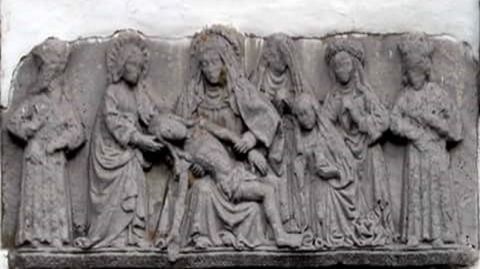 Bajorrelieve procedente del antiguo monasterio que se conserva en una capilla de la calle San Pedro
