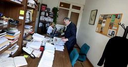 Arriba, el local del grupo del PP y debajo, el que utiliza IF.