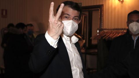 Alfonso Fern�ndez Ma�ueco saluda a los medios tras valorar los resultados electorales  