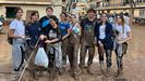 Claudia Pousada, sujetando una bolsa de basura con sus amigos ayudando en pueblos afectados por la dana