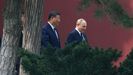 Xi y Putin caminan por los jardines de la residencia del presidente chino en Pek�n