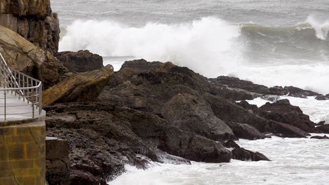  Las olas golpean contra el Club de Regatas de Gij�n