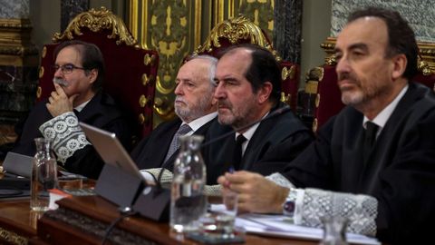 El juez Manuel Marchena, el primero por la derecha