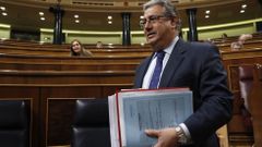 Zoido a Iglesias: ��No ser� que usted tiene un problema por haberse hecho una foto con los agresores de Alsasua?�