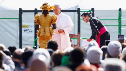 El papa saluda a Bousso Diouf, migrante nigeriana.
