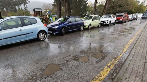 Los temporales de este invierno han agravado el estado del asfalto de la calle�situada entre el campo de f�tbol y el parque