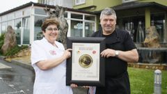 Pepe Fern�ndez, coa s�a muller, fundadores e propietarios do restaurante O Asador, en Barreiros, co Prato de Ouro co que foi reco�ecido o seu negocio hostaleiro hai uns meses