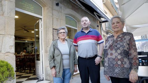 Charo, Manuel (o actual responsable do establecemento) e Carlota, &aacute;s portas do Feliciano.