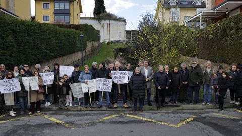 Un grupo de vecinos, ante el r�o, acompa�ados por representantes del PP, que se sumaron a la protesta.