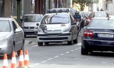 Un coche patrulla de la comisar�a, recorriendo ayer la calle Miguel Rodr�guez Bautista. 