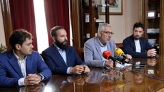 El alcalde, Miguel Fernndez, acompa a los cargos de la empresa