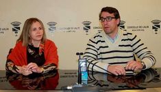 El edil Jos� Antonio Varela, junto a Paz P�rez, explicando ayer la situaci�n de la contrataci�n del gerente.