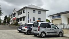 Coches patrulla de la Polic�a Local de Bergondo, ante las instalaciones del cuerpo en San Cidre. 