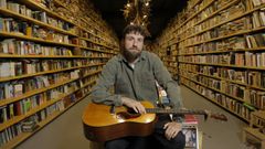 El cantante santiagu�s Luis Ferc�n en la liber�a A Tobeira de A Coru�a.