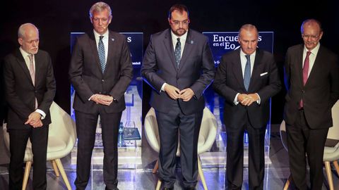 Los presidentes de Asturias y de Galicia, Adrin Barbn (c) y Alfonso Rueda (2i), respectivamente, en la quinta edicin de los  Encuentros del Eo , este martes en Vegadeo (Asturias). Junto a ellos, el director general de la Corporacin Voz de Galicia; el director general del Sabadell Herrero, Pablo Junceda; y el director de La Voz de Galicia, Xos Luis Vilela