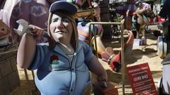 Un ninot que representa a la exmilitante socialista Leire D�ez como fontanera, en las fallas de Valencia. 