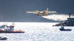 Medios a�reos haciendo acopio de agua en la r�a de Cedeira.