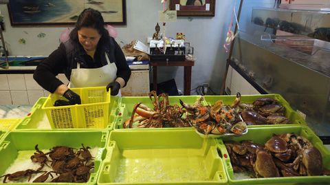 Venta de mariscos y pescados en Boiro.