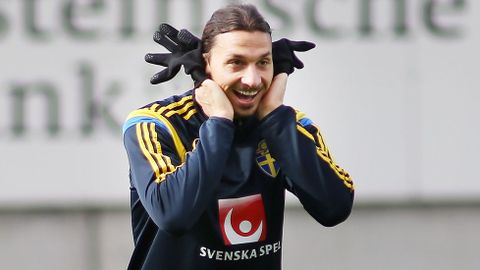 El futbolista sueco Zlatan Ibrahimovic bromea con un compañero durante un entrenamiento.