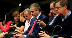P�rez Bello, Agromayor y N��ez Centeno atentos a sus m�viles durante el desfile del CCA.