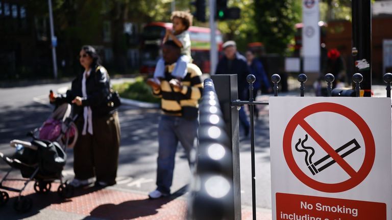 Unha sinal de prohibido fumar. 