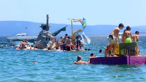 Festa da Dorna: Rejata de Embarcasi�ns feitas a machada e pan de millo na playa de Coroso