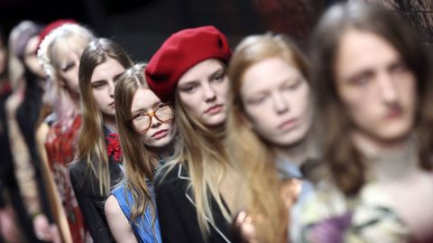 Una modelo con los diseños de Gucci.