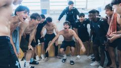 Los futbolistas del Celta Juvenil A, celebrando en el vestuario de A Madroa su triunfo en la liga.