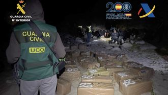 Parte de la coca�na y algunos de los arrestados en la madrugada de este lunes en la playa de Arnela, Mux�a.