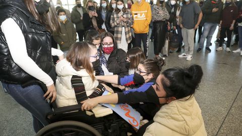 A las cinco de la tarde del domingo, Aida Tarro y las hermanas Olaia y Sabela Maneiro aterrizaron en Santiago, donde las esperaban con pancartas
