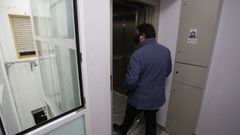 Un ascensor por el patio de luces. En este edificio de la Ronda do Carme de Lugo acaban de estrenar un ascensor que utiliza parte del patio de luces, uno de los sistemas m�s econ�micos, frente al hueco de la escalera y al que utiliza parte de habitaciones de los pisos, modelo m�s caro