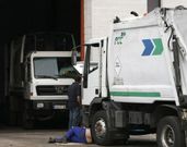 Veh�culos de FCC en las instalaciones de la empresa en el pol�gono. 