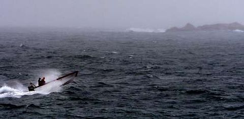 Una planeadora con mariscadores a bordo intenta seguir su camino en el litoral aguiense pese a la crudeza del temporal.