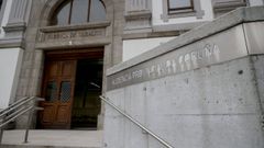 Entrada al edificio de la Audiencia Provincial de A Corua.