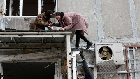 Ciudadanos sacan pertenencias de un edificio residencial