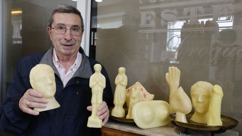 José Fuentes Alende, con unos exvotos de cera