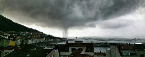 Vista del tornado que afect al municipio de A Guarda
