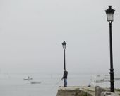 La niebla que ayer cubri� la comarca parec�a propia de un d�a de verano, porque ni siquiera su manto logr� bajar las temperaturas. 