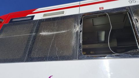 Da�os en el tren de Feve tras el choque contra una gr�a en Alumbres