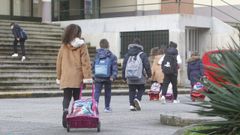Imagen de archivo de un grupo de menores entrando al colegio en Ferrol.
