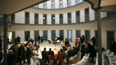 Un concierto de Lugo Camerata, en el patio central de la prisi�n, fue el primer acto cultural para inaugurar este centro