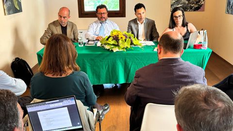 Jos&eacute; Ram&oacute;n Abal, segundo por la derecha en la imagen, particip&oacute; en el consejo de administraci&oacute;n que Recevin reuni&oacute; en la ciudad italiana de Pramaggiore