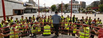 Trabajadores de la empresa que gestiona las zonas verdes durante la protesta que ayer llevaron a cabo para que se garantice el empleo con la futura concesionaria. 