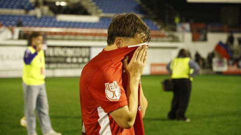 Justino, delantero de la UD Ourense, desolado tras caer ante el Pontevedra en la Copa del Rey