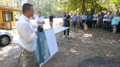 El conselleiro de Medio Rural present el proyecto del polgono agroforestal a los vecinos de Prado