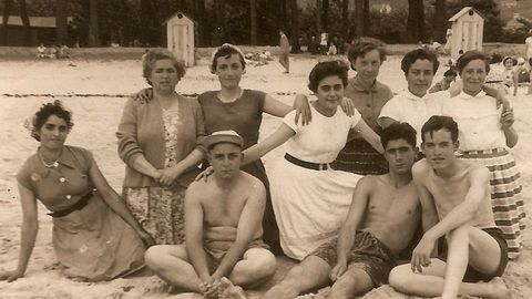 Pandilla de Xuvia y A Mourela en la playa de Cabanas.