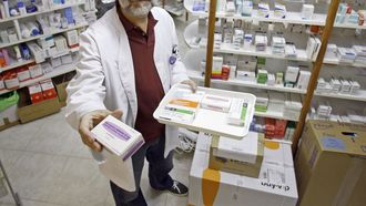 Bandeja de medicamentos genricos en una rebotica de una oficina de farmacia.