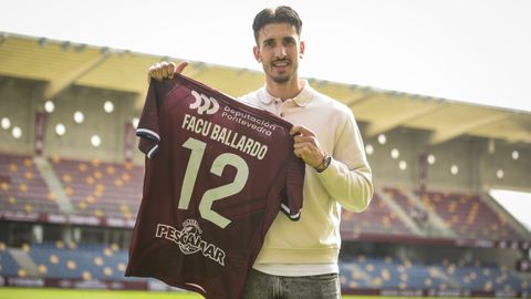 El argentino Facu Ballardo posando con la camiseta del Pontevedra en Pasar&oacute;n
