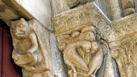Detalle de las esculturas de la fachada de Santo Estevo de Ribas de Mio, en O Saviao (ruta 1)