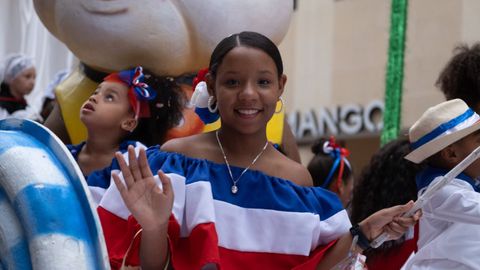 Las calles del centro de Oviedo acogen este jueves el tradicional desfile del día de América en Asturias, en su 72 edición